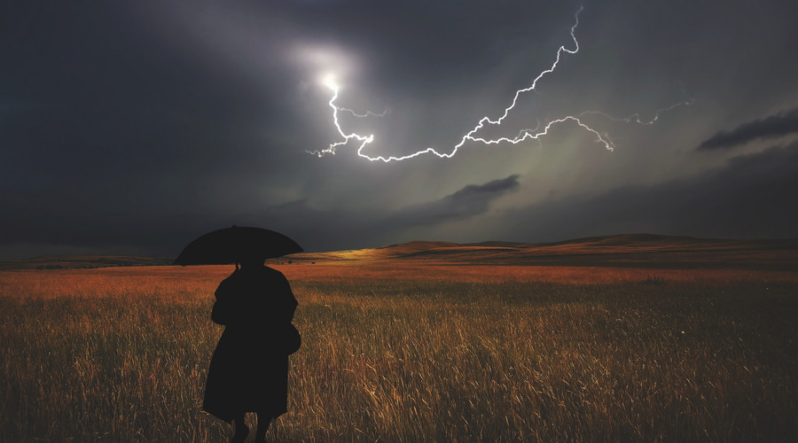 云南七儿童树下避雨遭雷击！夏季一定要学会正确避雷！