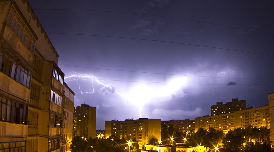 云南七儿童树下避雨遭雷击！夏季一定要学会正确避雷！